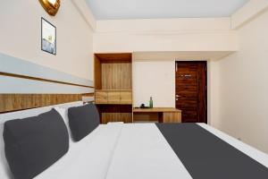Postel nebo postele na pokoji v ubytování Super Hotel O Vilankurichi