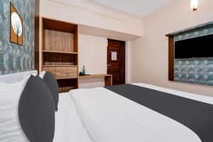 Postel nebo postele na pokoji v ubytování Super Hotel O Vilankurichi