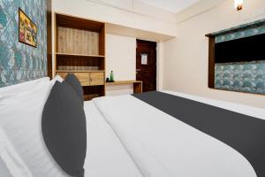 Postel nebo postele na pokoji v ubytování Super Hotel O Vilankurichi