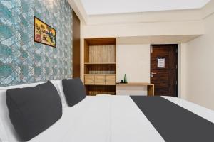 Postel nebo postele na pokoji v ubytování Super Hotel O Vilankurichi