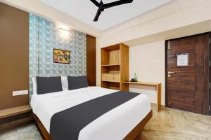 Postel nebo postele na pokoji v ubytování Super Hotel O Vilankurichi