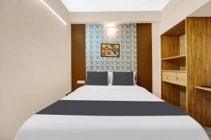 Postel nebo postele na pokoji v ubytování Super Hotel O Vilankurichi