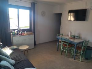 Μια τηλεόραση ή/και κέντρο ψυχαγωγίας στο Appartement RDC avec terrasse- 3mn de la plage