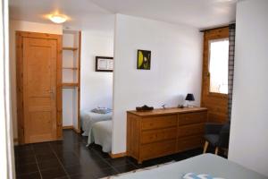 Un pat sau paturi într-o cameră la Les Thures Hameau du Roubion Hautes Alpes