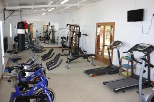 The fitness centre and/or fitness facilities at Hostal El Palomar