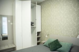 Postel nebo postele na pokoji v ubytování Emme Suite
