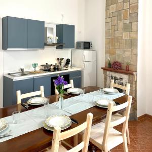 ein Esszimmer mit Tisch und eine Küche in der Unterkunft Bnbook Quadrilocale Italia in Rho