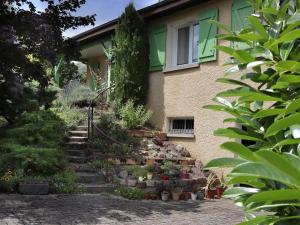 una casa con un mucchio di piante sulle scale di Charmante maison près de la forêt de châtaigniers a Ceyrat