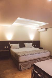 um quarto com uma cama grande em um quarto em Transamerica Fit Catalão em Catalão