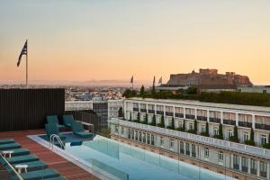 アテネにあるAthens Capital Suites-MGallery Collectionの城の景色を望むホテルの屋上