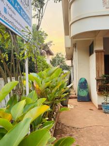 Κήπος έξω από το beach view balcony resort by hello varkala