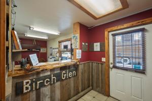 a british clan restaurant with red walls at Birch Glen Hotel in Cascade