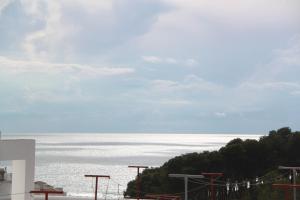 una vista del océano con una montaña rusa en Apartamentos El Yunque- Solo Familias, en Conil de la Frontera