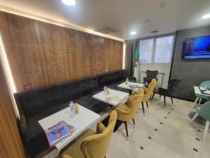 TV a/nebo společenská místnost v ubytování City Hotel Alger