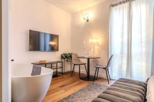 Μια τηλεόραση ή/και κέντρο ψυχαγωγίας στο Blue como Luxury suite