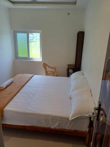 Rúm í herbergi á Saai Rooms