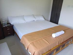 Rúm í herbergi á Saai Rooms