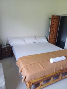 Rúm í herbergi á Saai Rooms