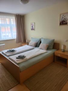 Postel nebo postele na pokoji v ubytování HOTEL RITTERS WEINSTUBEN kaffe restoran MERSEBURG