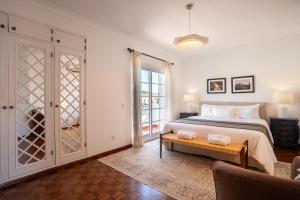 Giường trong phòng chung tại Luxurious Villa - Pool, Hot Tub, Cinema and Golf +39 ảnh