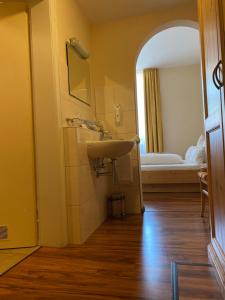 Postel nebo postele na pokoji v ubytování Hotel Klosterhof