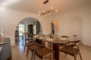 Khu vực ghế ngồi tại Luxurious Villa - Pool, Hot Tub, Cinema and Golf