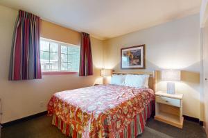 sypialnia z dużym łóżkiem i oknem w obiekcie Icicle Village Resort Condo #407 w mieście Leavenworth +30 zdjęć