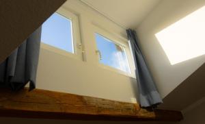 - une fenêtre dans une chambre dotée de rideaux bleus dans l'établissement Santa Ana, à Westermarkelsdorf 13 autres photos