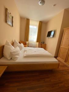 Postel nebo postele na pokoji v ubytování Hotel Klosterhof