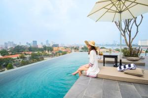 Kolam renang di atau dekat dengan GLOW PARK HOTEL Grand Royal Palace