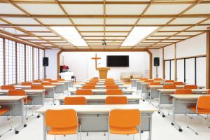 an empty lecture room with tables and chairs at ホテル レムナント鶯宿 in Shizukuishi +118 photos