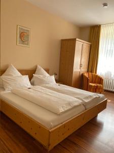 Postel nebo postele na pokoji v ubytování Hotel Klosterhof