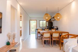 a kitchen and dining room with a table and chairs at Dom Ortiz in Marau