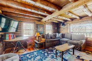 Χώρος καθιστικού στο The Cabin at Fort Defiance