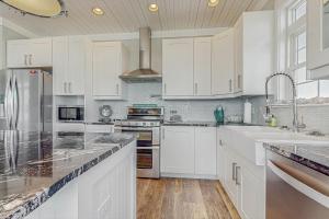 Gallery image of Eagles Nest in Oak Island