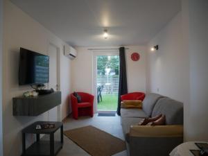 ein Wohnzimmer mit Sofa und Fernseher in der Unterkunft Seastar in Bredene