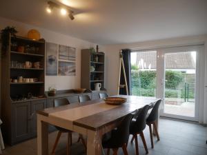 ein Esszimmer mit einem Holztisch und Stühlen in der Unterkunft Seastar in Bredene