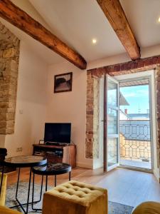 TV a/nebo společenská místnost v ubytování Biały Kruk Apartamenty vis-a-vis Jasnej Góry 5b + 17 fotografií