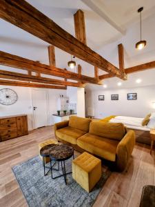 Posezení v ubytování Biały Kruk Apartamenty vis-a-vis Jasnej Góry 5b