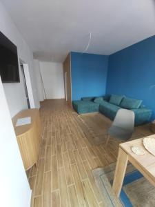 SeleuşにあるDan's Apartamentのソファとテーブルのあるリビングルーム