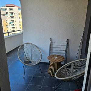 SeleuşにあるDan's Apartamentのバルコニーに椅子2脚とテーブル1台 +15枚の写真