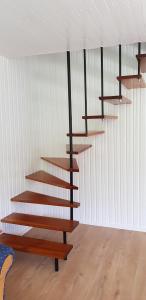 - un escalier en bois dans l'angle de la chambre dans l'établissement Reethaus Ostseestrand 15, à Dierhagen 13 autres photos