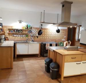 eine Küche mit weißen Schränken und einer Arbeitsplatte in der Unterkunft Landhaus Steirerengel in Lócs