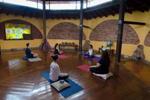 a group of people sitting in a yoga class at Pousada Spa Prana Lorien in Santo Antônio do Leite