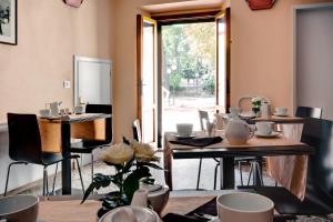 un comedor con mesas y sillas y una ventana en Hotel Il Cavallo en Barberino di Mugello