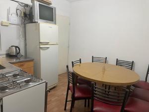 パラナにあるDepto Jose Hernandez tres dormitoriosのテーブル付きのキッチンと冷蔵庫付きのキッチン