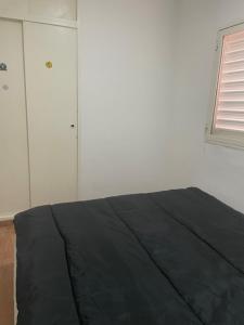 パラナにあるDepto Jose Hernandez tres dormitoriosのベッドルーム(黒いベッド1台、窓付)