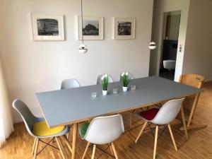 Un comedor con mesa y sillas en -"Strandhaus Friedrich"-, en Dierhagen