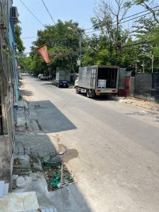 a truck driving down a street next to a building at ND Apartment 3 - Căn hộ DV chuẩn khách sạn 215 Phố Hoa Lâm in Trương Lâm