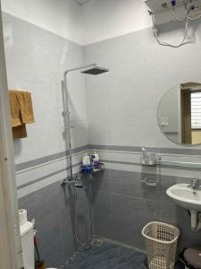 a bathroom with a shower and a sink at ND Apartment 3 - Căn hộ DV chuẩn khách sạn 215 Phố Hoa Lâm in Trương Lâm